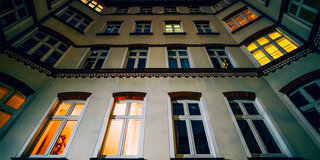 Ein Wohnhaus in der Nacht in Berlin