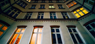 Ein Wohnhaus in der Nacht in Berlin