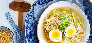 Japanische Küche Nudelsuppe mit Ingwer und Spitzkohl