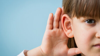 Hörverlust Schwerhörigkeit zuhören Mädchen Offenes Ohr Lauschen
