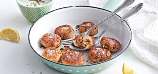 Thunfisch-Frikadellen mit Schnittlauch und Kaperndip