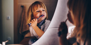 Kinderzahnpasten sollen die Zähne der Kleinsten vor Karies schützen und keine schädigenden Stoffe enthalten.