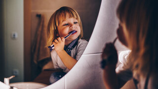 Kinderzahnpasten sollen die Zähne der Kleinsten vor Karies schützen und keine schädigenden Stoffe enthalten.