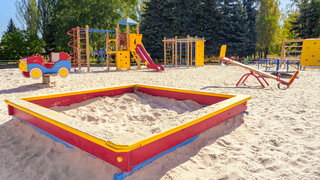 Ein leerer Sandkasten – ohne spielende Kinder. Ungewollte Kinderlosigkeit ist auch heute noch häufig ein Tabu.