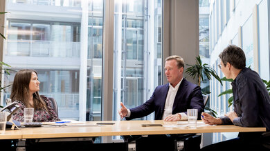 Dr. Markus Leyck Dieken im Gespräch Julia Rotherbl, Chefredakteurin der Apotheken Umschau (links), und der Leiterin des Hauptstadtbüros Tina Haase.