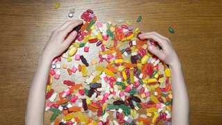 Süße Versuchung: Ein bunter haufen Gummibärchen könnte bei Betroffenen von Binge Eating einen Essanfall bewirken.