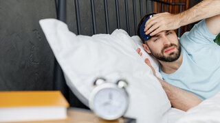 Zu wenig Schlaf schädigt nicht nur den eigenen Körper sondern beeinflusst unser Sozialverhalten negativ - dies belgen Ergebnisse einer neuen Studie.