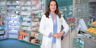 Apothekerin Marta Sommerkamp weiß worauf man bei der Amoxicillin Einnahme achten muss und informiert ihre Kunden darüber.