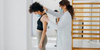 Bei chronischen Rückenschmerzen ist Osteopathie eine ergänzende Therapiemöglichkeit zur konventionellen Behandlung.