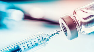 Um bei Grippeinfektionen einen schweren Verlauf zu vermeiden, empfiehlt die Ständige Impfkommission eine Impfung unter anderem für Risikogruppen und Menschen ab 60 Jahren.