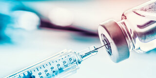 Um einen schweren Verlauf im Falle einer Grippeinfektion zu vermeiden, empfiehlt die Ständige Impfkommission eine Impfung unter anderem für Risikogruppen und Menschen ab 60 Jahren.