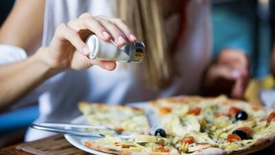 Wer sein Essen häufig nachsalzt, verkürzt seine Lebenserwartung - so eine kürzlich veröffentlichte Studie aus Amerika.