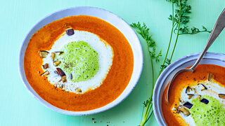 Karotten-Kohlrabi-Suppe mit Petersilien-Schaum.