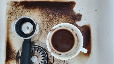 Damit der  Geschmack stimmt, sollte die Kaffeemaschine regelmäßig gesäubert werden.