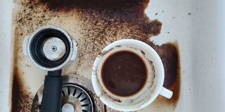 Damit der Geschmack stimmt, sollte die Kaffeemaschine regelmäßig gesäubert werden.
